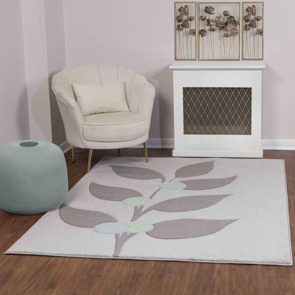 Salon élégant avec tapis floral.