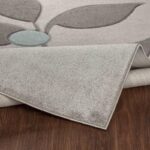 Tapis moderne sur plancher bois.