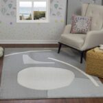 Tapis design moderne dans salon épuré avec vue sur mer.