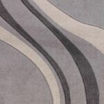 Tapis aux motifs ondulés en gris et noir.