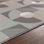 Tapis géométrique gris et beige.