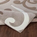 Tapis design beige et marron sur parquet.
