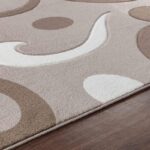 Tapis moderne motifs géométriques beige et marron.