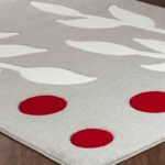 Tapis design gris et rouge à motifs.