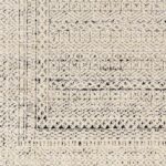 Tapis à motif géométrique beige et noir.