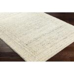 Tapis beige texturé sur sol en bois.
