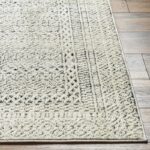 Tapis texturé beige sur sol en bois.