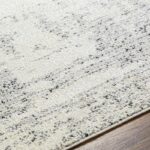 Tapis beige texturé sur plancher en bois.