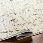 Tapis beige texturé sur plancher de bois.