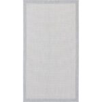 Tapis extérieur texturé gris clair.