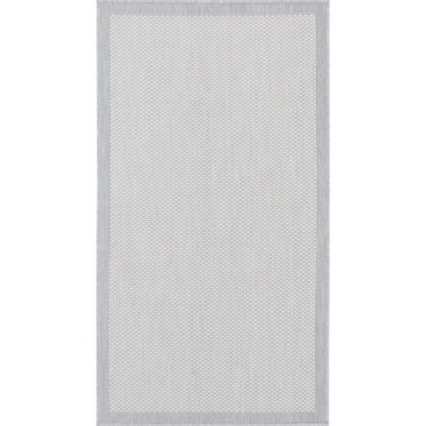 Tapis extérieur texturé gris clair.