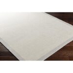 Tapis beige moderne sur plancher en bois.
