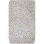 Tapis de bain gris doux et moelleux.