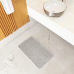 Tapis de bain moderne et évier design.