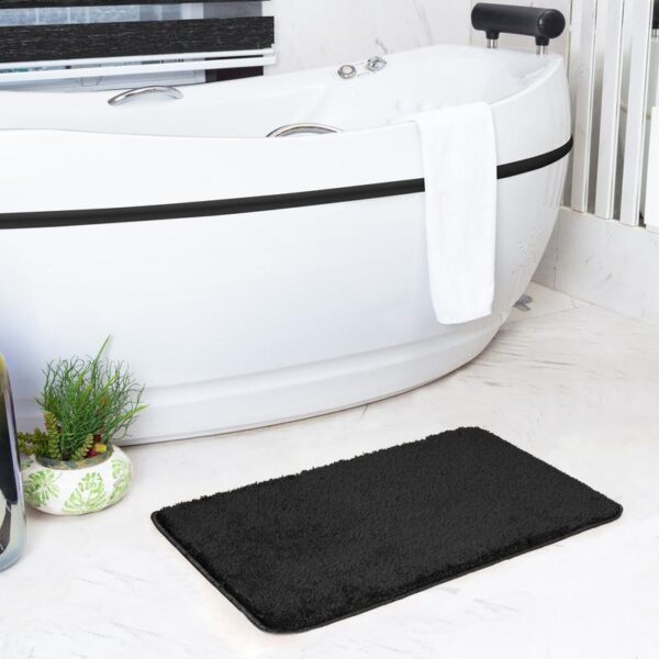 Tapis de bain noir, salle de bain moderne.