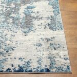 Tapis moderne bleu et beige sur sol en bois