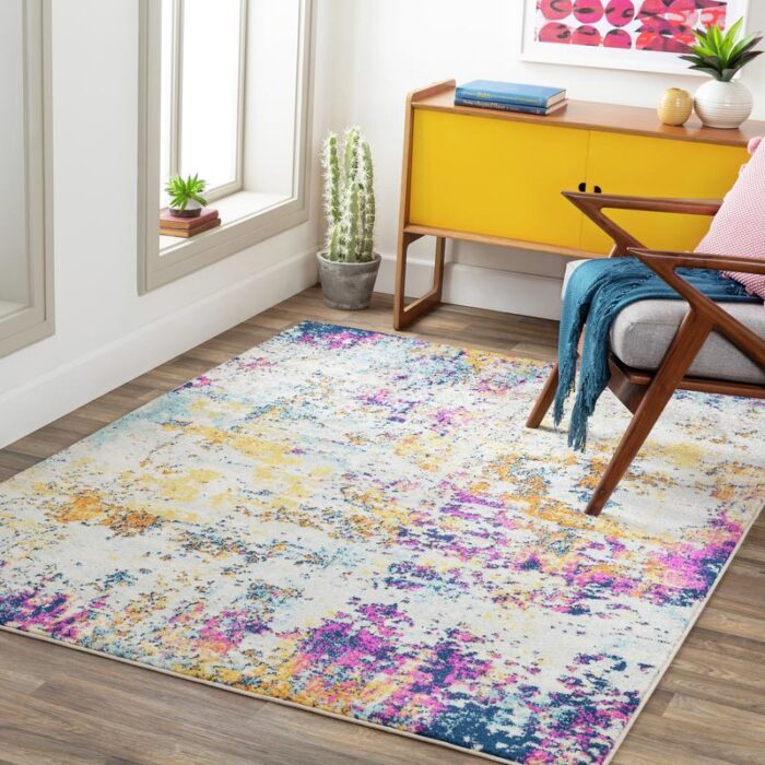Tapis coloré dans un intérieur moderne.