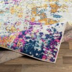 Tapis coloré moderne sur plancher en bois.