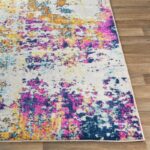Tapis coloré abstrait sur plancher en bois