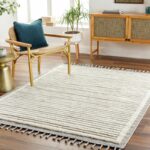 Tapis beige dans salon moderne avec mobilier en bois.