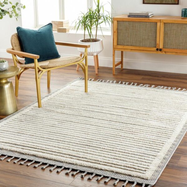 Tapis beige dans salon moderne avec mobilier en bois.
