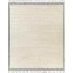 Tapis beige à motifs géométriques et franges.