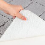 Main tenant tapis antidérapant grise.