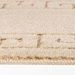 Tapis beige en gros plan, texture détaillée.