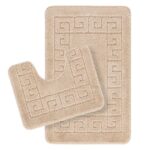 Tapis de bain beige en set.