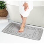Tapis de bain, pieds femme, salle de bain.