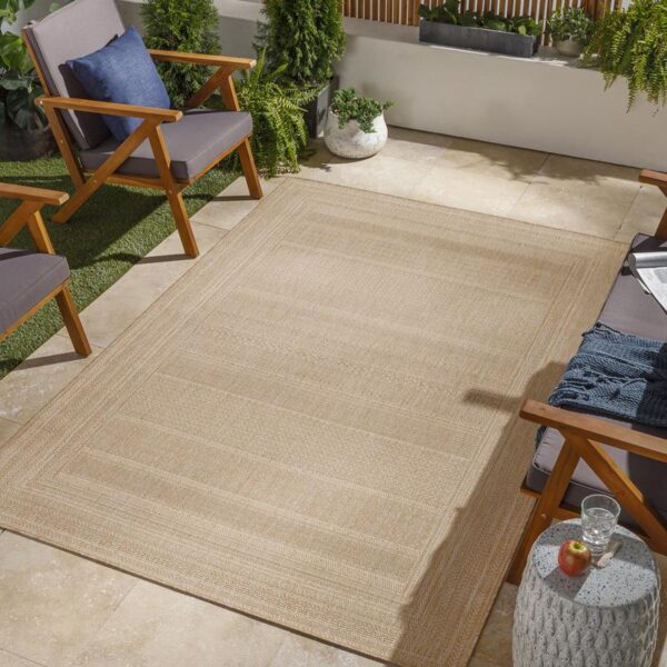 Tapis extérieur beige dans un jardin cosy.