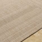 Tapis beige texturé sur sol clair.