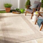 Tapis extérieur beige dans un jardin cosy.