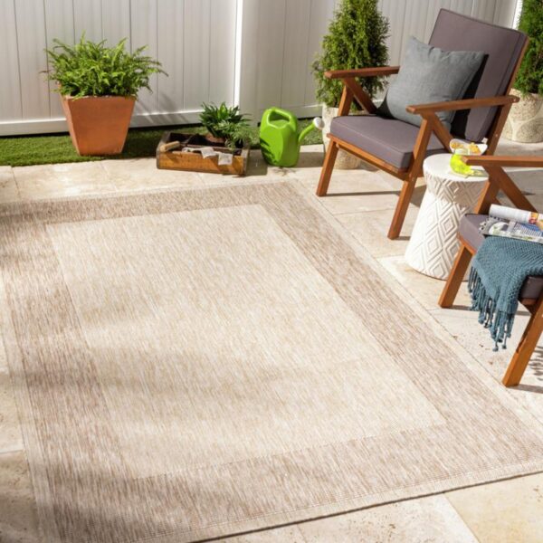 Tapis extérieur beige dans un jardin cosy.