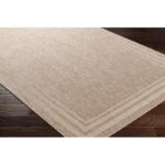 Tapis beige texturé sur plancher en bois