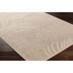 Tapis beige texturé sur plancher en bois.