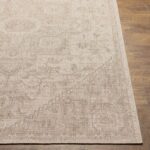 Tapis beige texturé sur plancher en bois
