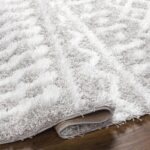 Tapis blanc moelleux texturé sur plancher en bois