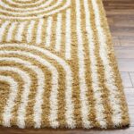 Tapis à motifs ondulés beige et blanc.