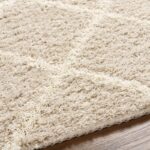 Tapis moelleux beige en gros plan.