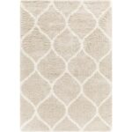 Tapis doux beige à motifs géométriques.