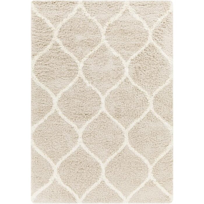 Tapis doux beige à motifs géométriques.