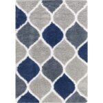 Tapis motifs géométriques bleus et gris.