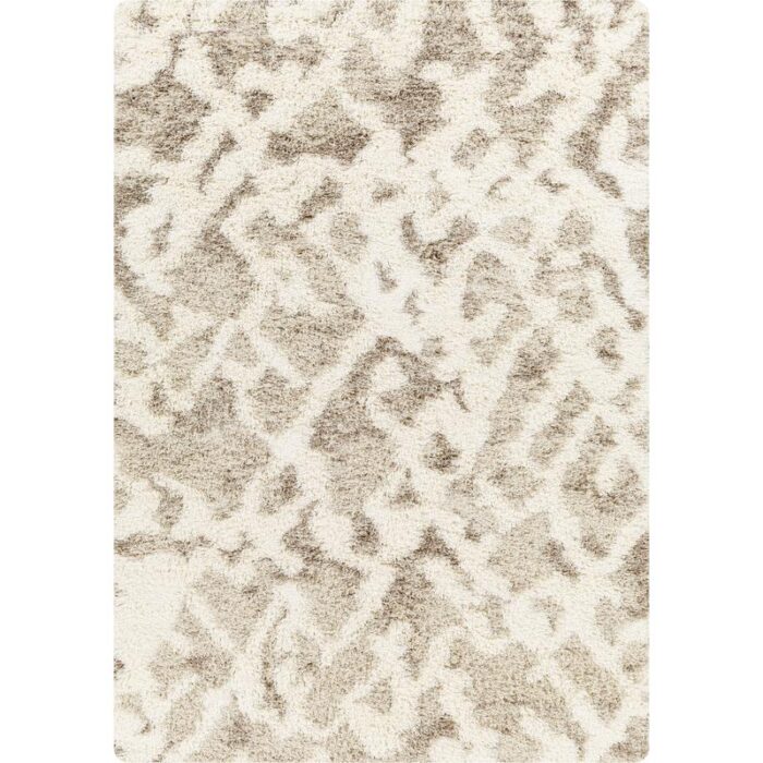 Tapis moelleux beige à motifs géométriques.