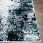Tapis moderne bleu et blanc sur plancher.