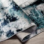 Tapis moderne aux motifs bleus et blancs.