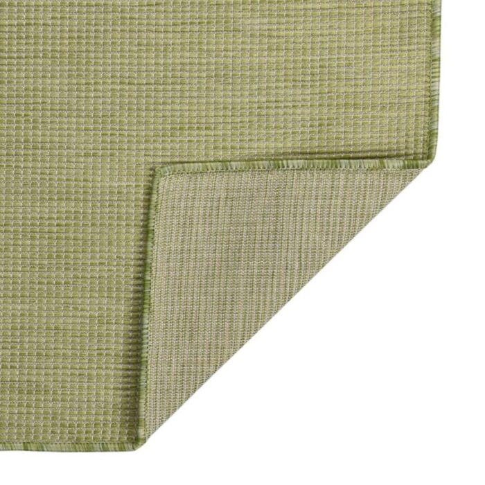 Tapis vert tissé détail coin.