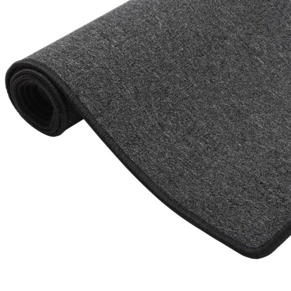 Tapis de yoga gris anthracite roulé.