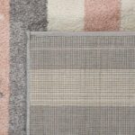 Tapis texturés en gris, rose et ivoire.