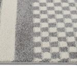 Tapis à carreaux gris et blancs.